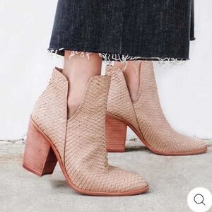 Kaanas Chelsea heels Size 8